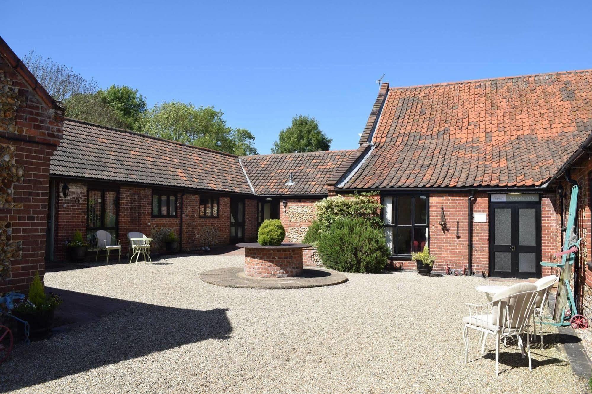 At The Farmhouse Hunters Hall Hotel Dereham Exterior photo