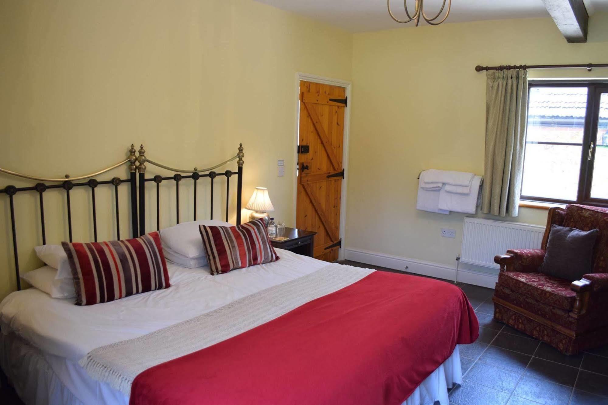 At The Farmhouse Hunters Hall Hotel Dereham Exterior photo