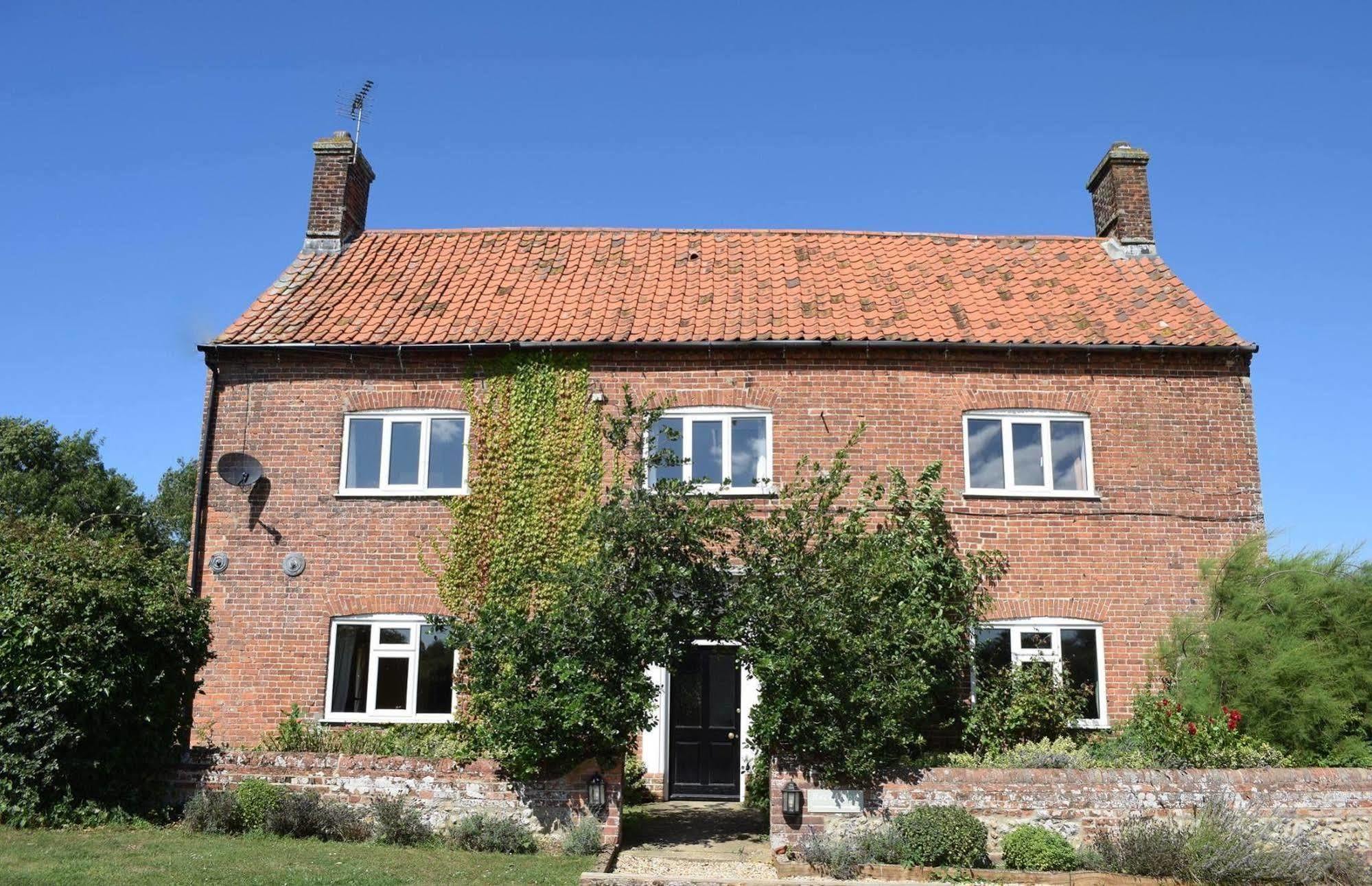 At The Farmhouse Hunters Hall Hotel Dereham Exterior photo